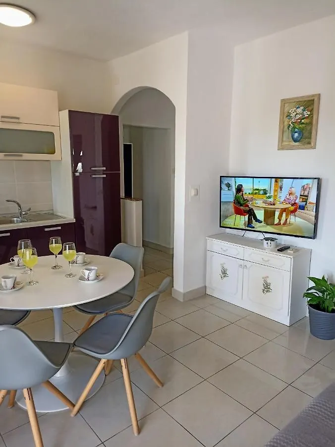 Relax Apartment Preko 0*,