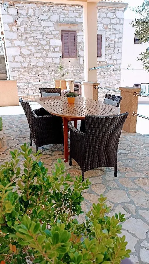 Relax Apartment Preko 0*,